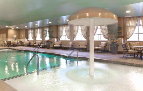 una gran piscina en una habitación de hotel en Embassy Suites by Hilton Raleigh Durham Airport Brier Creek en Raleigh