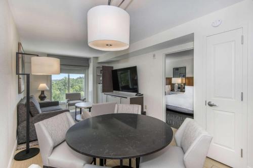 TV a/nebo společenská místnost v ubytování Embassy Suites by Hilton Raleigh Durham Airport Brier Creek