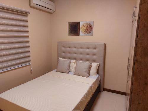 małą sypialnię z łóżkiem w pokoju w obiekcie Summersun Residence w mieście Grand Baie