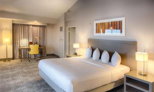 una camera d'albergo con un grande letto e una scrivania di DoubleTree by Hilton Denver/Westminister a Westminster