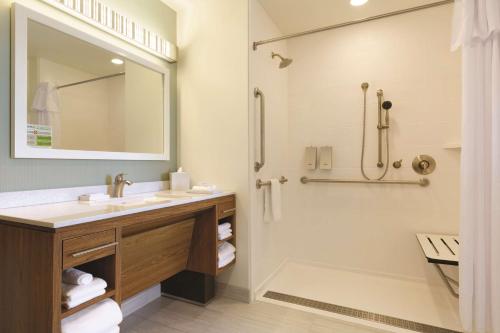 uma casa de banho com um lavatório e um chuveiro em Home2 Suites by Hilton Bellingham em Bellingham