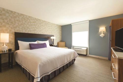 una camera d'albergo con letto e TV di Home2 Suites by Hilton Bellingham a Bellingham