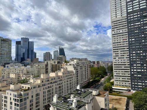 a view of a city skyline with tall buildings at Magnifique Appart. spacieux 8P/ Défense-Courbevoie in Courbevoie