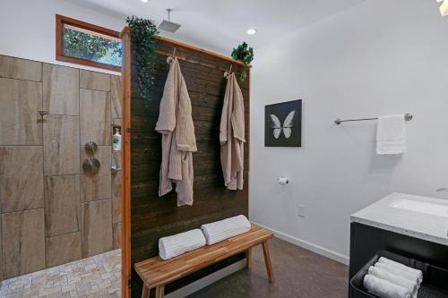 ein Bad mit einer Dusche und einer Holzwand in der Unterkunft Windmill Ranch - Terra Casita #2 in Wimberley