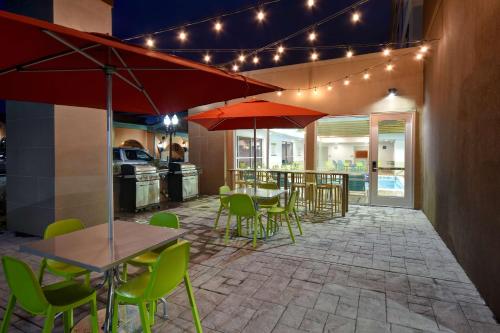 Ein Restaurant oder anderes Speiselokal in der Unterkunft Home2 Suites Eau Claire South, Wi 