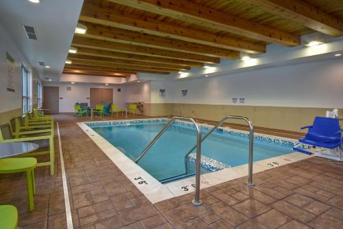 Der Swimmingpool an oder in der Nähe von Home2 Suites Eau Claire South, Wi