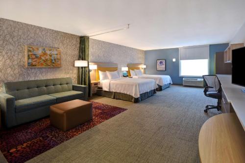 欧克莱尔Home2 Suites Eau Claire South, Wi的有两张床和一张沙发的酒店房间