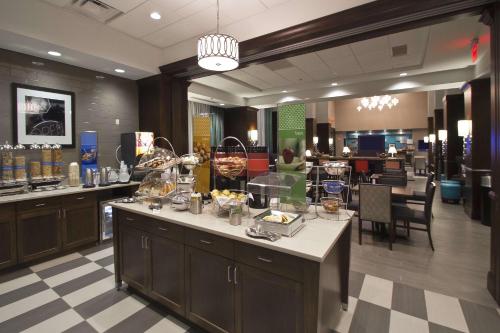 a restaurant with a counter with glasses on it at Hampton Inn & Suites Columbus/University Area in Columbus