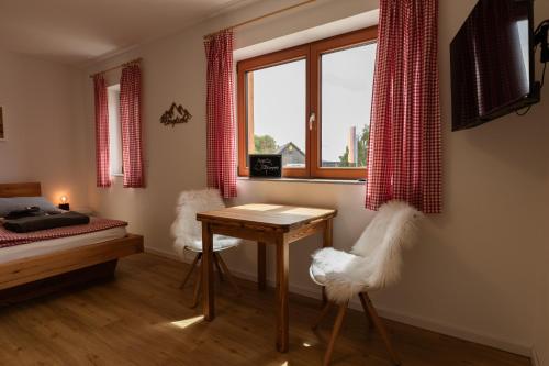 ein Schlafzimmer mit einem Tisch, einem Bett und einem Fenster in der Unterkunft Chalet Winterberg in Winterberg