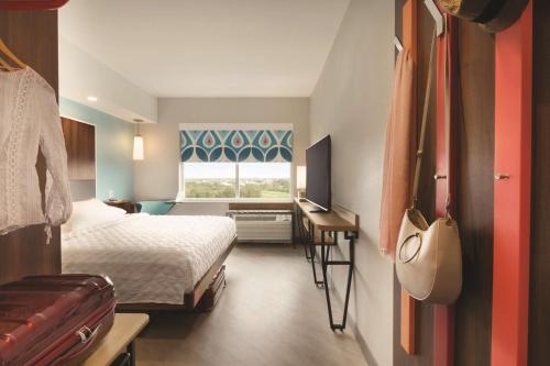 une chambre d'hôtel avec un lit et une fenêtre dans l'établissement Tru By Hilton Lancaster East, à Lancaster