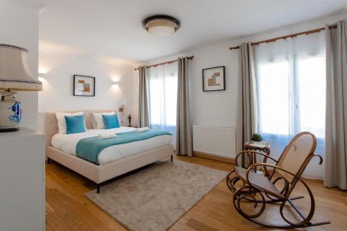 - une chambre avec un lit et deux chaises dans l'établissement Maison proche Paris vue la Tour Eiffel, à Arcueil