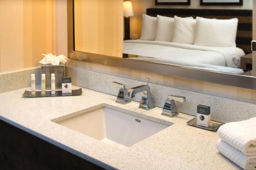 baño con lavabo en una habitación de hotel en DoubleTree by Hilton Portland - Beaverton, en Beaverton