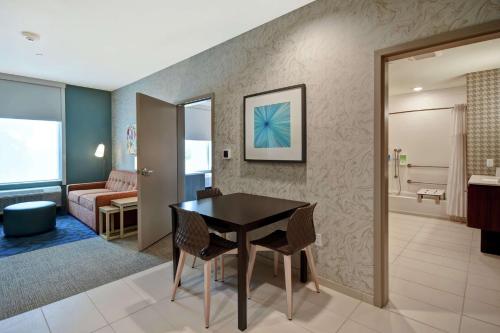 哈維的住宿－Home2 Suites by Hilton Harvey New Orleans Westbank，一间用餐室,在房间内配有桌椅