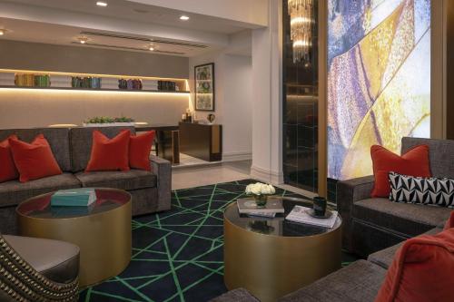 Ruang duduk di Tulsa Club Hotel Curio Collection By Hilton