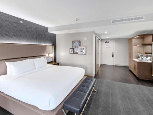 Katil atau katil-katil dalam bilik di Tulsa Club Hotel Curio Collection By Hilton