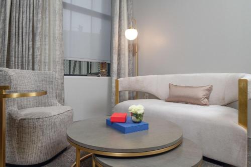Katil atau katil-katil dalam bilik di Tulsa Club Hotel Curio Collection By Hilton
