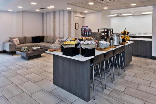 Hilton Garden Inn Birmingham SE/Liberty Park في برمنغهام: ردهة بها بار يقدم الطعام