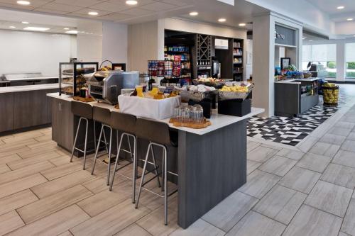 Hilton Garden Inn Birmingham SE/Liberty Park في برمنغهام: ردهة بها منضدة عليها طعام