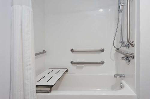 uma casa de banho branca com um lavatório e um chuveiro em Hilton Garden Inn Birmingham SE/Liberty Park em Birmingham