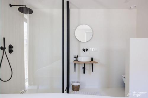 uma casa de banho branca com um chuveiro e um lavatório. em La Muse em Chiny