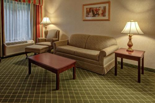 Posezení v ubytování Hampton Inn Cambridge