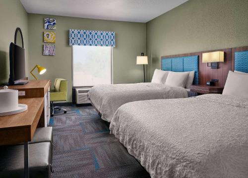 Habitación de hotel con 2 camas y TV en Hampton Inn Covington/Mandeville, en Covington