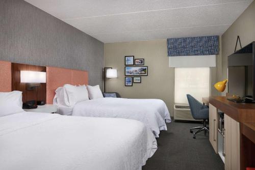 Habitación de hotel con 2 camas y TV de pantalla plana. en Hampton Inn Niagara Falls, en Niagara Falls