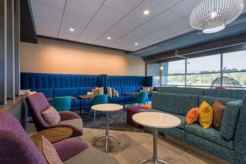 Un lugar para sentarse en Tru By Hilton Radford