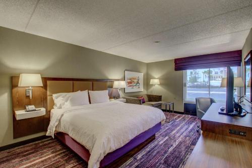 una camera d'albergo con un grande letto e una TV di Hampton Inn by Hilton San Diego - Kearny Mesa a San Diego