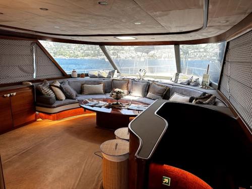 Bodrum Private Yacht Rental في بودروم: غرفة معيشة مع أريكة وطاولة في قارب