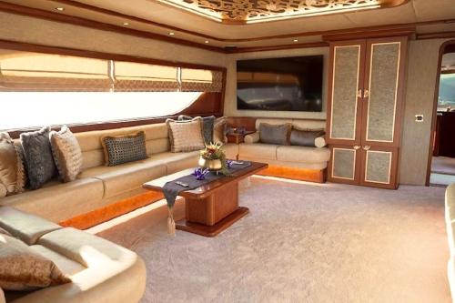 Bodrum Private Yacht Rental في بودروم: غرفة معيشة مع أريكة وطاولة