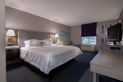 Un pat sau paturi într-o cameră la Hampton Inn East Windsor