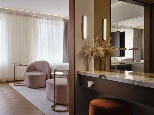 Gallery image of Vogue Hotel Montreal Downtown, Curio Collection by Hilton in Montréal