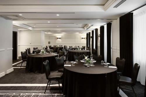 Gallery image of Vogue Hotel Montreal Downtown, Curio Collection by Hilton in Montréal