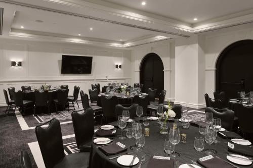 Gallery image of Vogue Hotel Montreal Downtown, Curio Collection by Hilton in Montréal