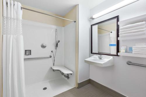 y baño blanco con lavabo y ducha. en Hampton Inn & Suites Mountain View, en Mountain View