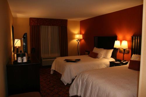 Habitación de hotel con 2 camas y 2 lámparas en Hampton Inn Turnersville, en Blackwood