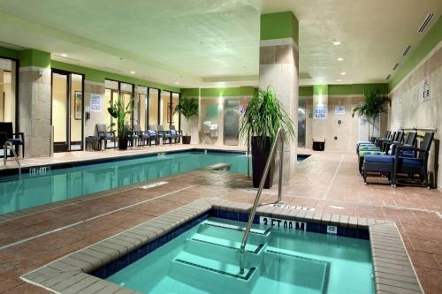 uma piscina no átrio do hotel com uma piscina em Hilton Asheville Biltmore Park em Asheville