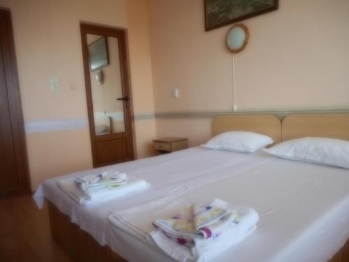 Ένα ή περισσότερα κρεβάτια σε δωμάτιο στο Guest Rooms Ribarska Hizha