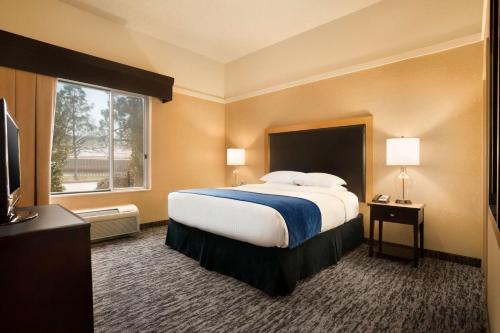 una camera d'albergo con un grande letto e una finestra di DoubleTree by Hilton Hotel Oklahoma City Airport a Oklahoma City