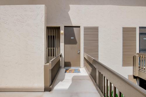 a walkway leading to the door of a building at Kona Mansions D-226 in Kailua-Kona