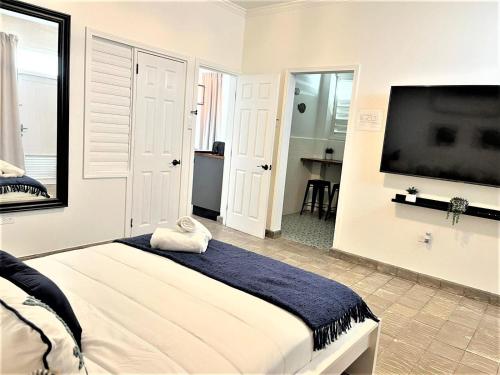 מיטה או מיטות בחדר ב-Casa Villamil Walk To La Placita & Condado Beach