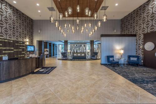 una hall di un hotel con un lampadario di DoubleTree by Hilton North Charleston - Convention Center a Charleston