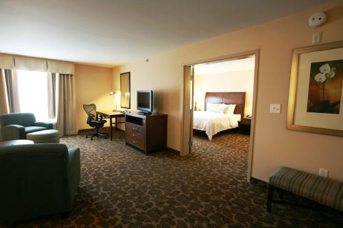 Habitación de hotel con cama y TV en Hilton Garden Inn Charlotte/Concord, en Concord