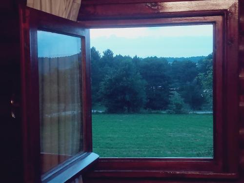 una ventana con vistas a un campo de césped en Bolu gövem villa Alaçam en Piroğlu