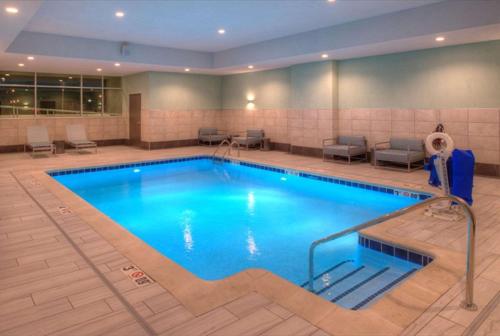 a large swimming pool in a hotel room at Hilton Garden Inn Little Rock Downtown in Little Rock