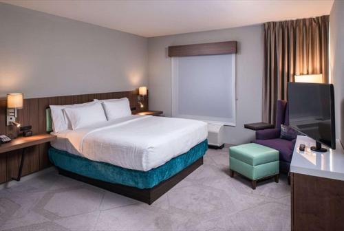 Un pat sau paturi într-o cameră la Hilton Garden Inn Little Rock Downtown