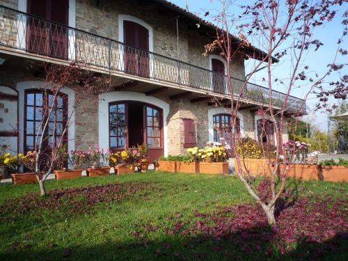 a house with flowers in front of it at La Vigna Del Parroco in Verduno