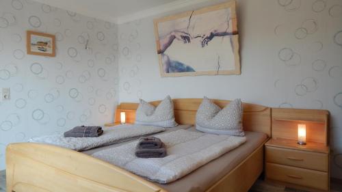 Tempat tidur dalam kamar di Exklusive Ferienwohnung 'Agger-Blick' mit großer Seeblick-Terrasse & Sauna