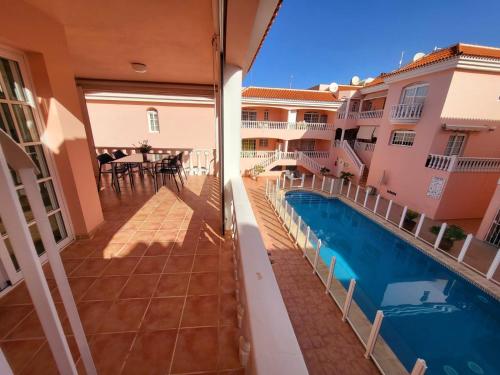 - une vue depuis le balcon d'une maison avec piscine dans l'établissement Apartamento en Callao Salvaje, à Callao Salvaje